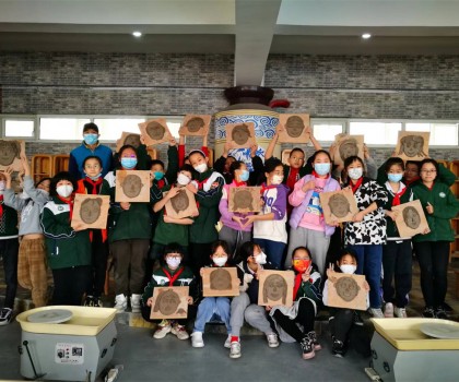 盛世長安小學(xué)慶“三八”用靈巧的雙手塑造“最美”媽媽美育實踐活動