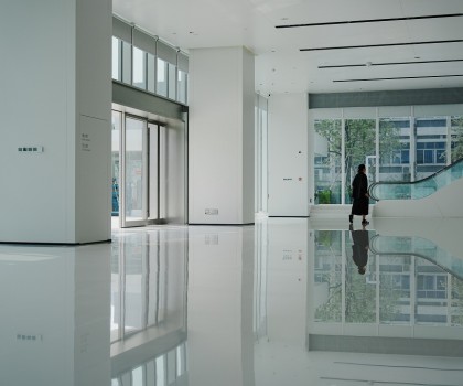 東鵬新材以低碳石材為基，筑就綠建科技空間：美的創(chuàng)新科技園展廳