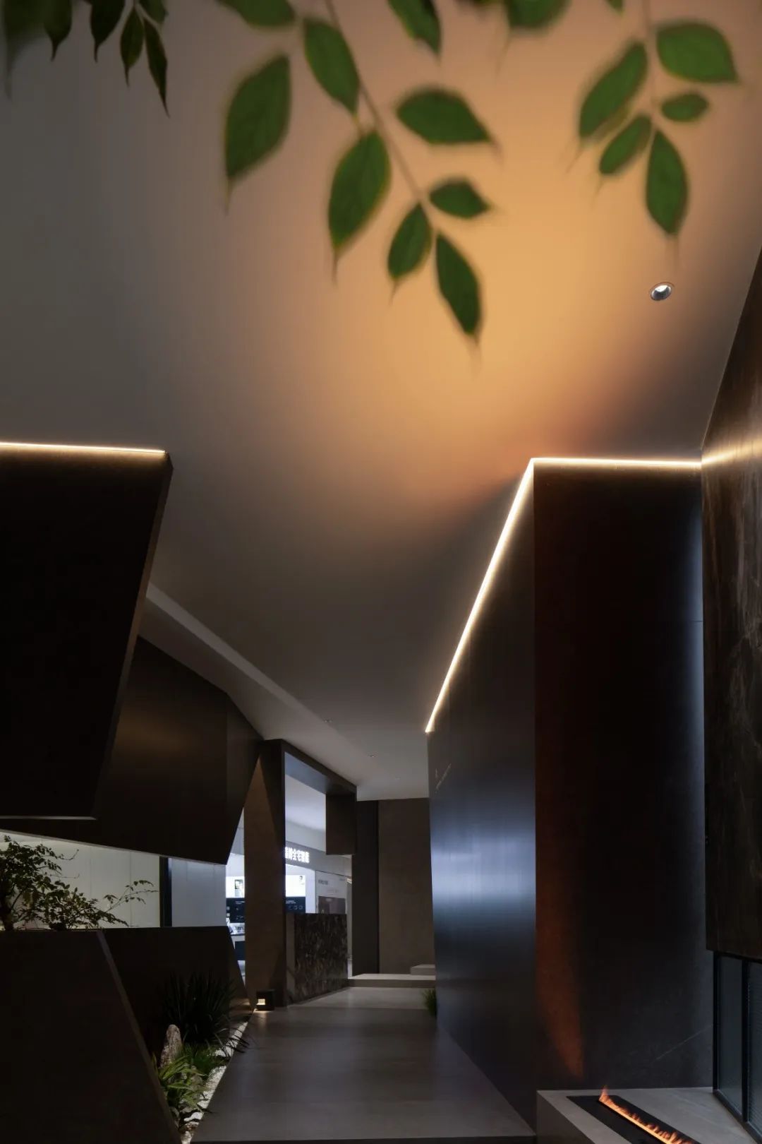 1665557966543005.jpg 戰(zhàn)略布局品牌大零售,歐文萊又一終端體驗(yàn)店盛大開業(yè)7.jpg