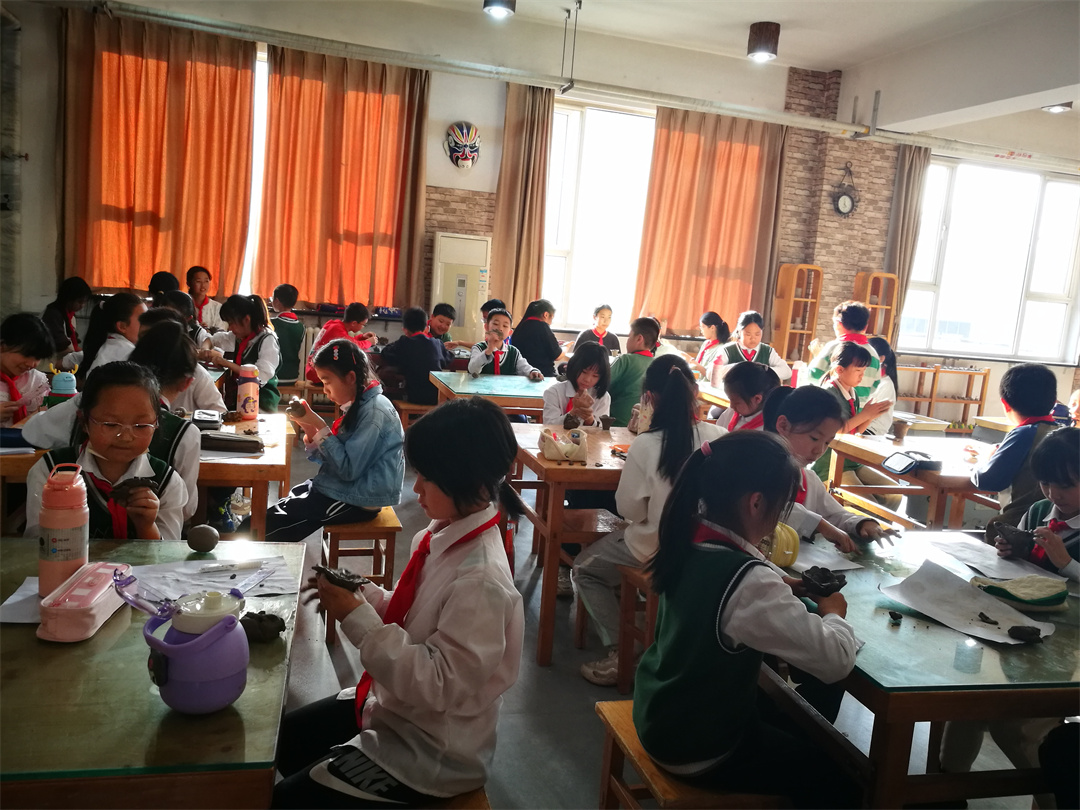 1714356643175148.jpg “大國(guó)小工匠”――盛世長(zhǎng)安小學(xué)陶藝社團(tuán)開展“五一”指尖創(chuàng)意技能競(jìng)賽活動(dòng)02.jpg